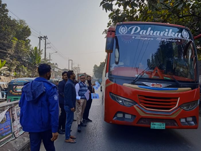 কুয়াশায় নিরাপদে গাড়ি চালানোর লিফলেট বিতরণ বিআরটিএ চট্টগ্রামের